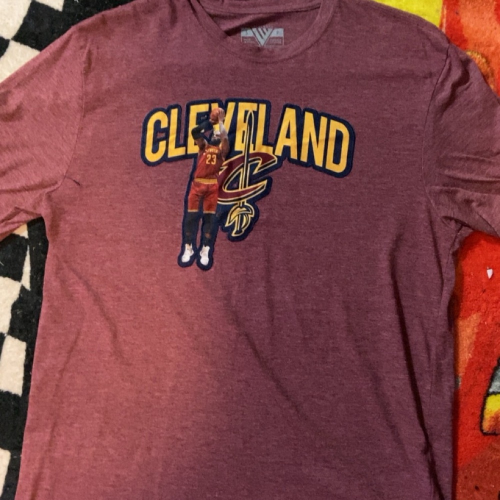Older Cleveland Cavaliers tee w/ Lebron James
